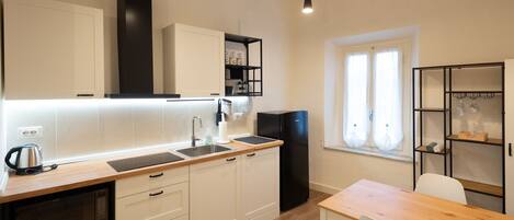 Fridge, oven, coffee/tea maker, electric kettle