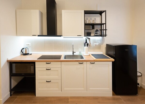 Kühlschrank, Ofen, Wasserkocher mit Kaffee-/Teezubehör, Wasserkocher