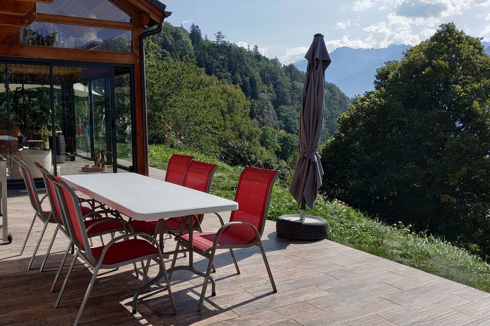 Maison de charme dans la nature avec piscine face aux Alpes