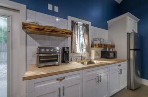 Fridge, microwave, coffee/tea maker, toaster - BlueBay Suite Near Downtown and Foodie Hot Spots (Tampa)