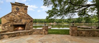 Secluded High Rock Lake Bungalow: Kayaks, Games & Serene Views