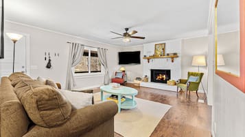 Smart TV, chimenea y estéreo