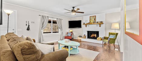 Smart TV, fireplace, stereo