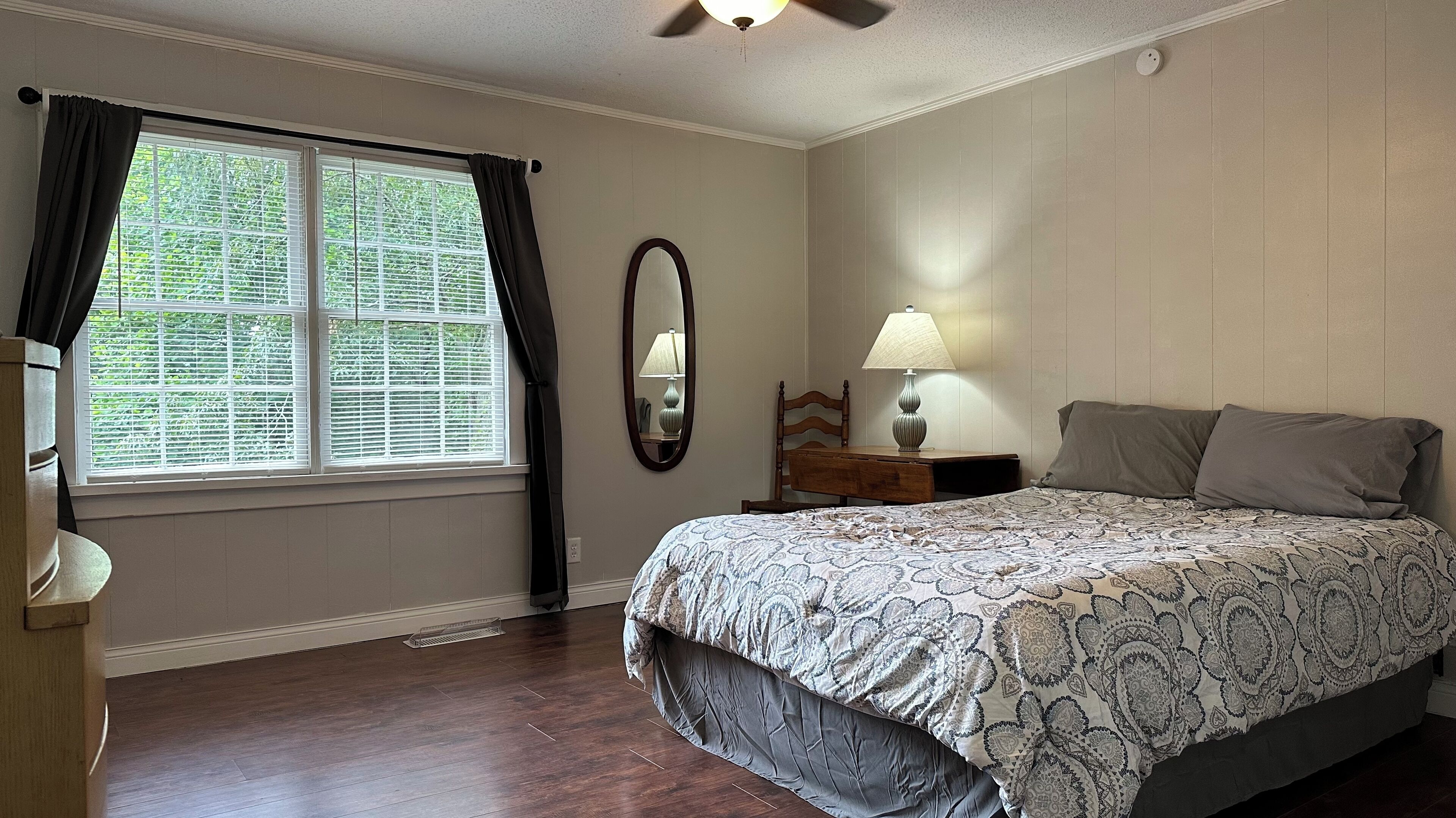 2 bedrooms, desk, WiFi, bed sheets