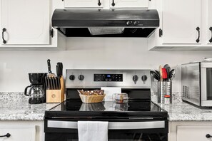 Fridge, microwave, oven, stovetop - The Bark Bungalow of North East Georgia (Elberton)
