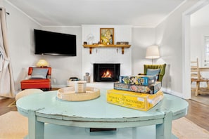 Smart TV, chimenea, estéreo