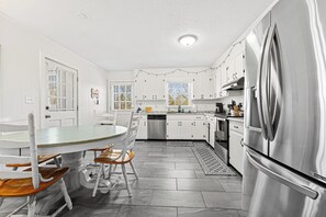 Fridge, microwave, oven, stovetop - The Bark Bungalow of North East Georgia (Elberton)