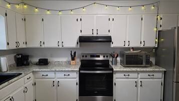 KylskÄp, mikrovÄgsugn, ugn och spishÀll