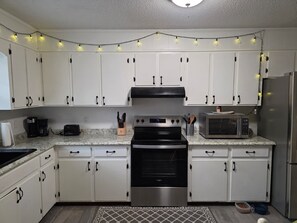 Réfrigérateur, four à micro-ondes, un four, surface de cuisson