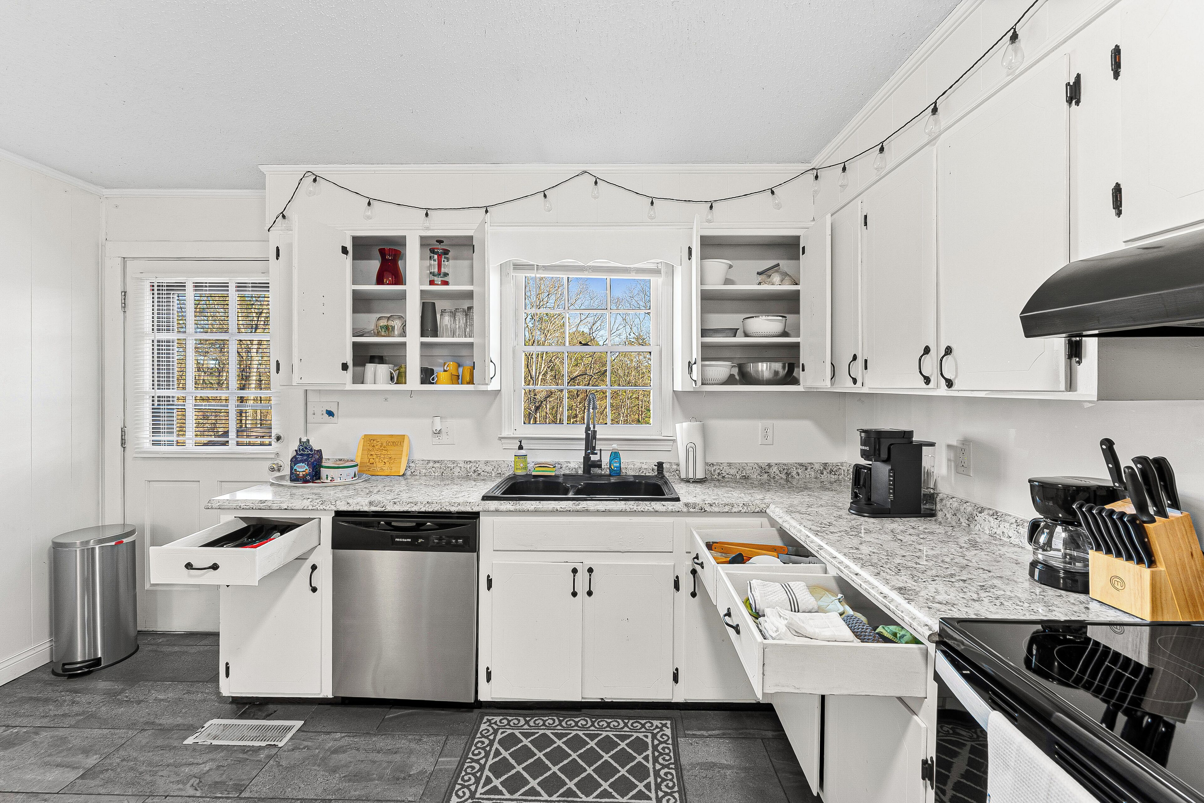 Kjøleskap, mikrobølgeovn, ovn og kokeplater