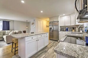 冷蔵庫、電子レンジ、オーブン、コンロ