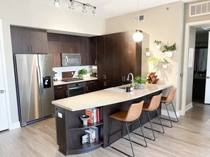 Refrigerador, microondas, horno y parrilla de estufa 