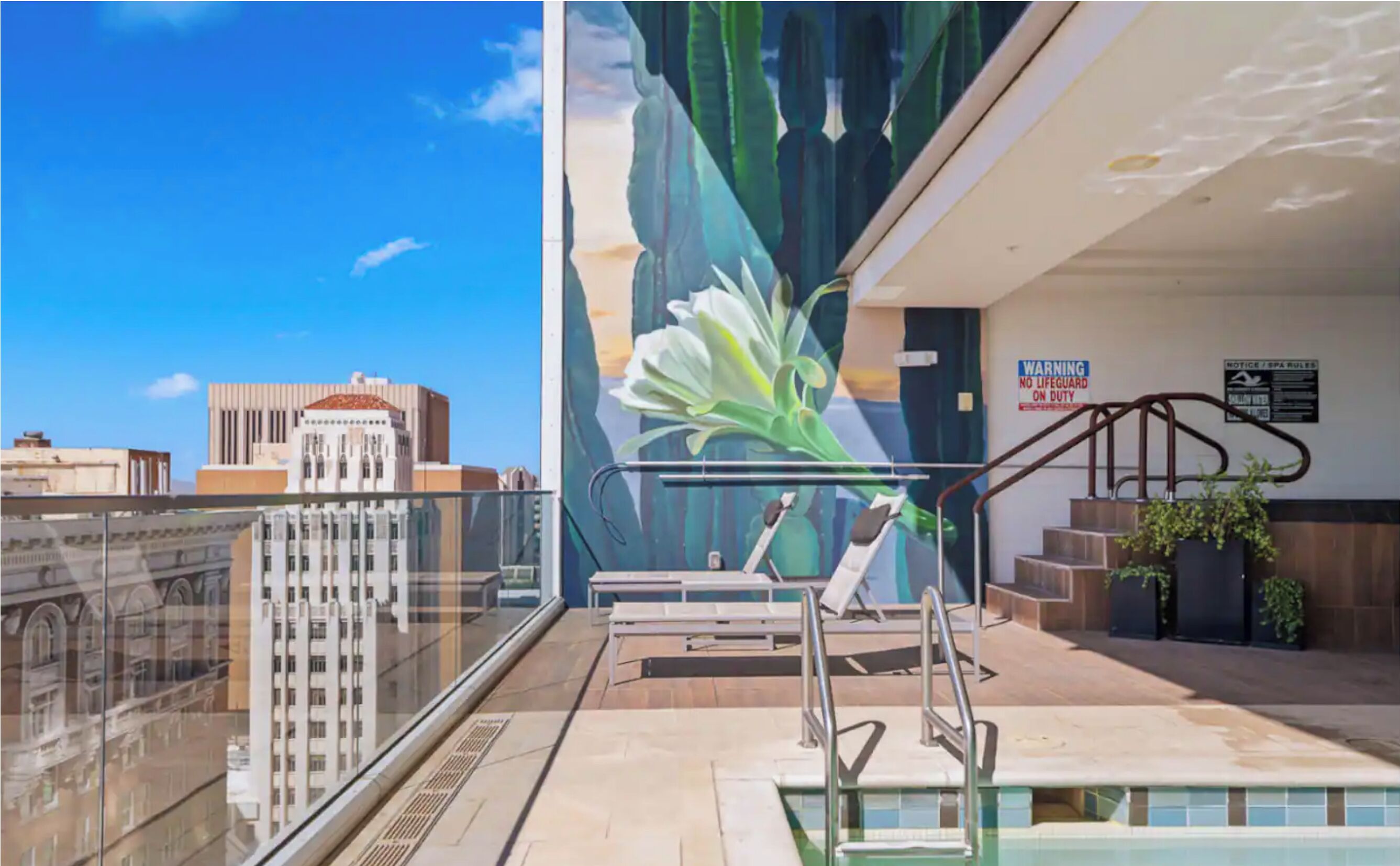 Una piscina al aire libre, una piscina climatizada