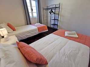 Classic-Doppelzimmer, 2 Schlafzimmer | 1 Schlafzimmer, Schreibtisch, Verdunkelungsvorhänge