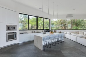 Een koelkast, een magnetron, een oven, een kookplaat