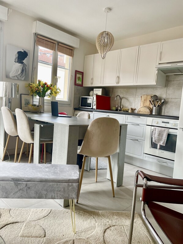 Een koelkast, een microgolfoven, een oven, een kookplaat