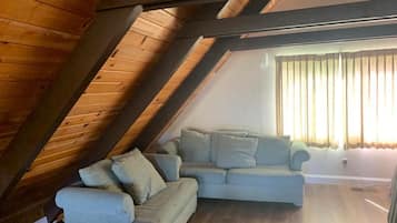 Smart TV, fireplace, DVD player