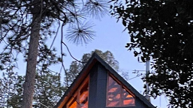 A cabin with a balcony, surrounded by trees. - Serenity View, Peaceful & Cheerful 3BD Cabin. (Groveland)