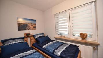 1 sovrum, vÀrdeförvaringsskÄp pÄ rummet och strykjÀrn/strykbrÀda