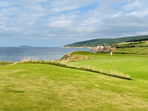 Charming Coastal Farmhouse Close to World Class Golfing, Beaches & Trails