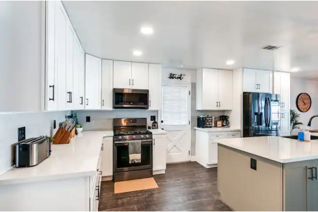 MID CENTURY MODERN HEATED POOL HOME w/ GAME ROOM