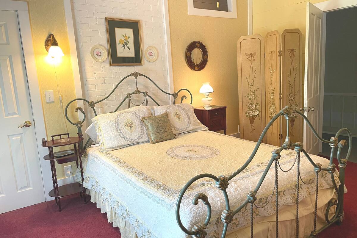 Yellow Rose Room | Bàn ủi/dụng cụ ủi quần áo, truy cập Internet không dây miễn phí 