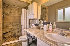 Hair dryer, towels - 3 bedroom, 2 bath, plus sofa sleeper, dog friendly w. fee, game room with pool table, air hockey, darts. (Cañon City)