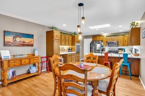 Dining - 3 bedroom, 2 bath, plus sofa sleeper, dog friendly w. fee, game room with pool table, air hockey, darts. (Cañon City)