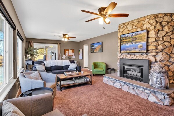 TV connectée, cheminée, espaces bureaux