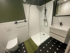 Douche, sèche-cheveux, papier toilette