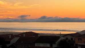 A coastal residential area with houses and a beach. - Sea view in the heart of Contis plage (Saint-Julien-en-Born)