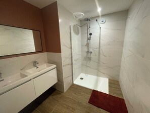 Dusche, Haartrockner, Toilettenpapier