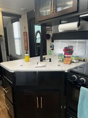 Réfrigérateur, micro-ondes, plaque de cuisson, cafetière/bouilloire