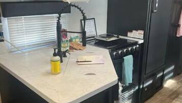 Kühlschrank, Mikrowelle, Herdplatte, Wasserkocher mit Kaffee-/Teezubehör