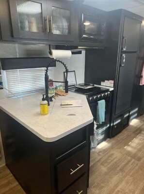 Frigorífico, microondas, placa de cocina y cafetera o tetera