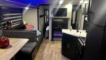 Smart-TV, Kamin, Videospiele, DVD-Player