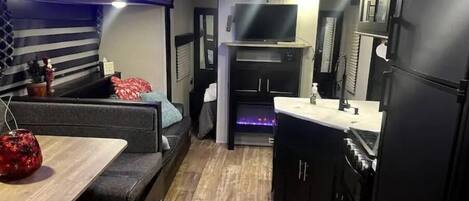 Smart TV, chimenea, videojuegos, reproductor de DVD