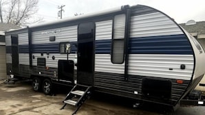 Un camping-car de la marque Grey Wolf est garé dans une allée.