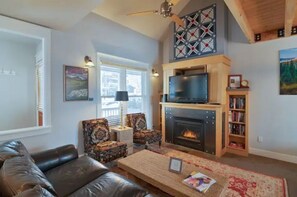 Tv, eldstad och böcker