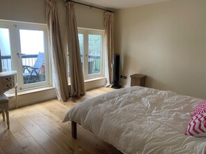 3 bedrooms, iron/ironing board, internet, bed sheets