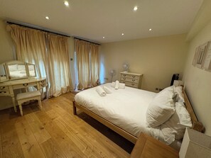 3 bedrooms, iron/ironing board, Internet, bed sheets - Brilliantly located 3BD Home Nr Paddington Station (London)