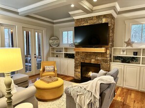 Älytelevisio, takka, kirjoja