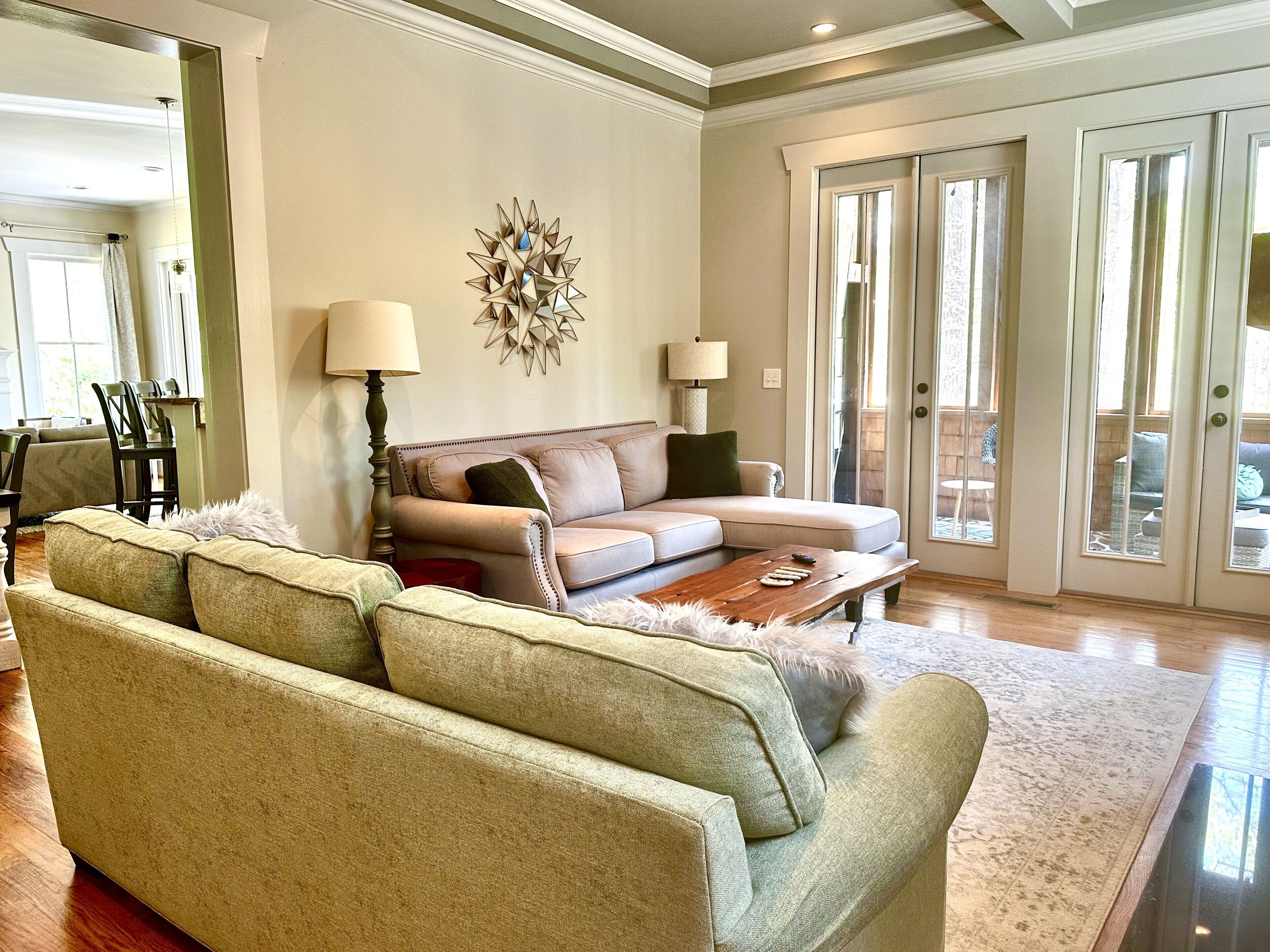 智能电视、壁炉、书