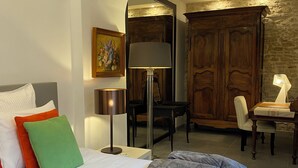 A hotel room with a bed, a desk, a chair, and a dining table. - LA RENAUDIERE, HYPER CENTER (L'Isle-sur-la-Sorgue)
