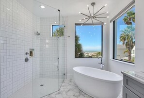 Shower, towels, soap, shampoo - Beachfront Modern House (Redington Shores)
