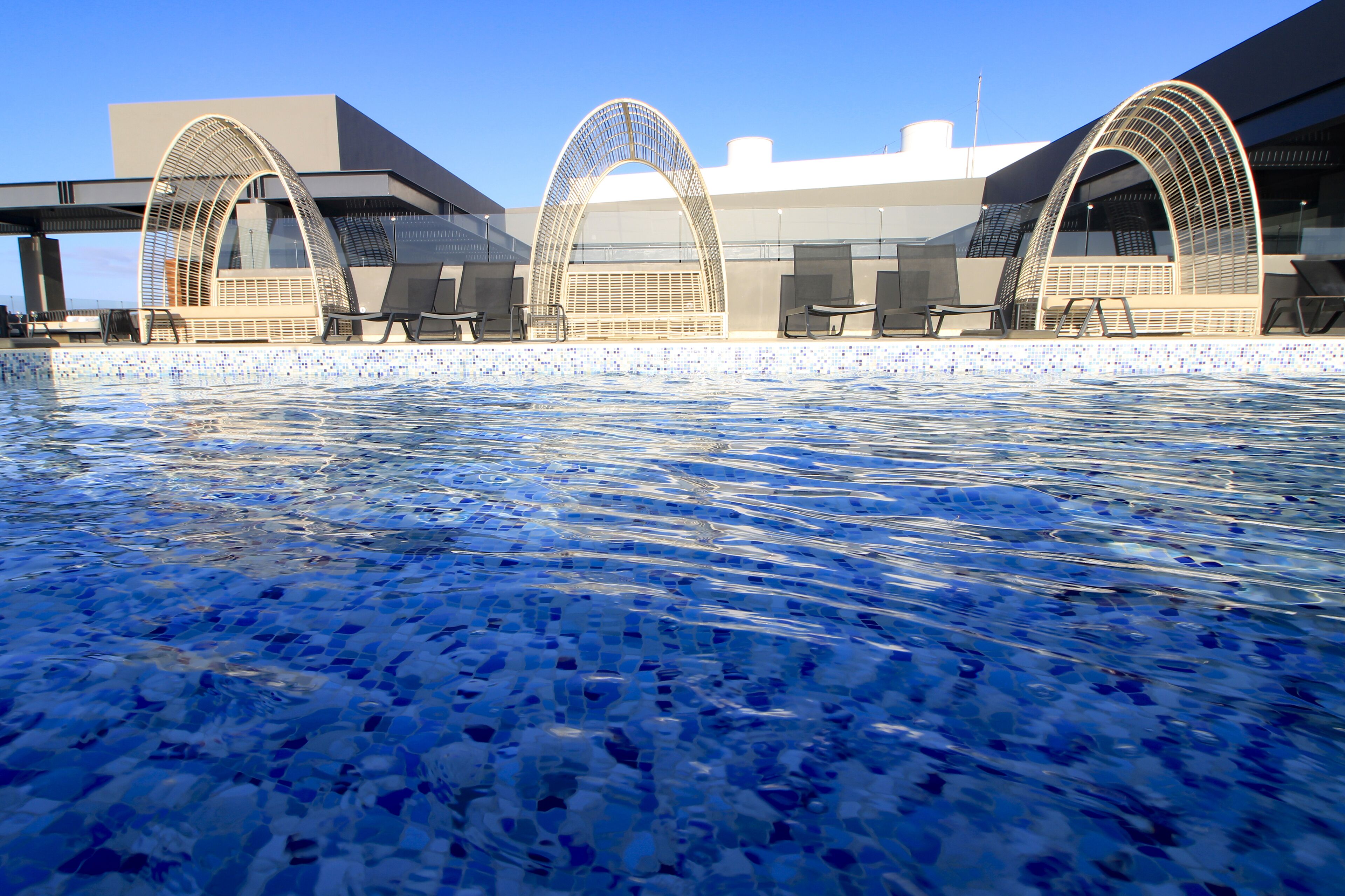 3 albercas al aire libre, acceso de 09:00 a 22:00, y camastros 
