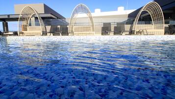 3 albercas al aire libre, acceso de 09:00 a 22:00, y camastros