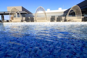 3 kolam renang terbuka, kerusi lepak pantai 