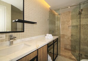 Luxury Suite, City View | Bilik Mandi | Pancuran mandi, kelengkapan dandanan diri percuma, pengering rambut 