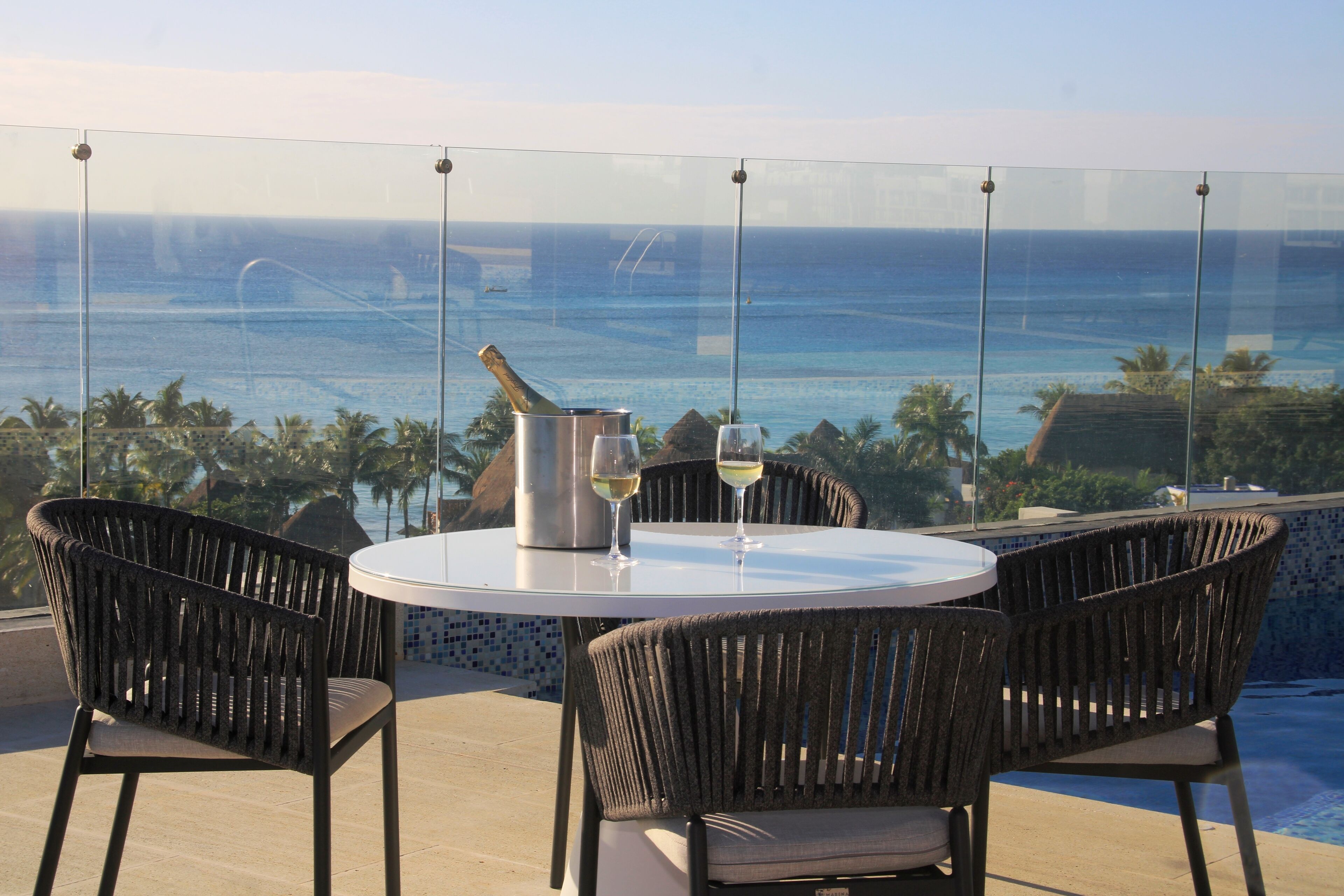 3 من حمّامات السباحة الخارجية، مقاعد للتشمس